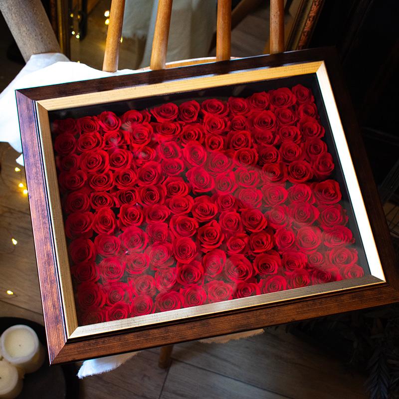 108本のバラの花束で永遠を誓う プロポーズ |Red額入り
